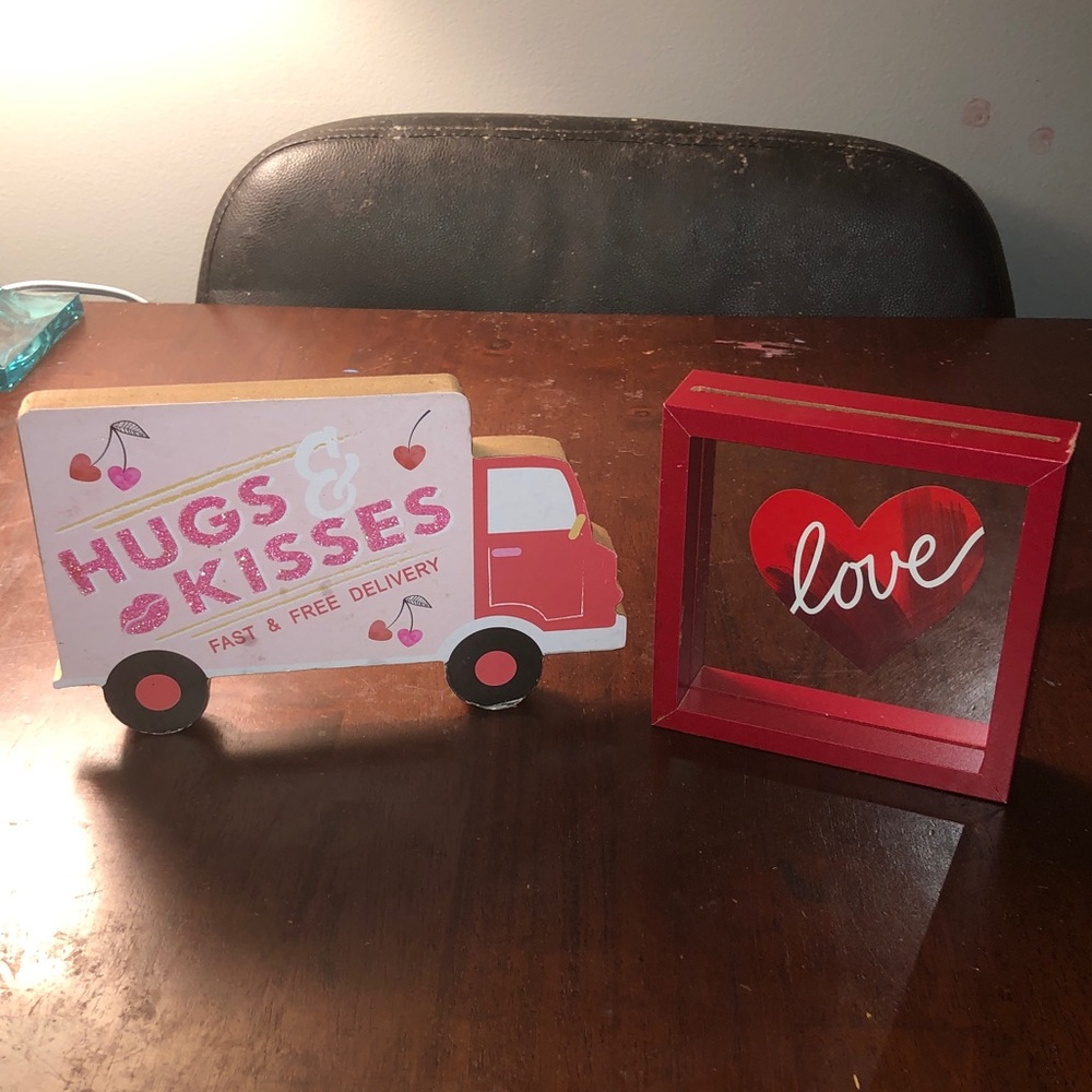 🛍️ Hugs & Kisses Valentine Truck and Love Shadow Box Décor